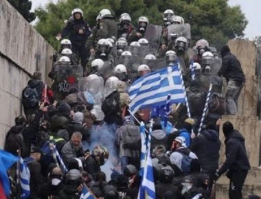 Σύνταγμα: Χαμός από χημικά - Άνοιξε η Μεγάλη Βρετάνια για τους διαδηλωτές